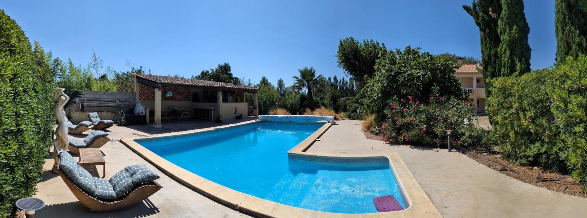 Entressen: Piscine, Jeux Et Pétanque