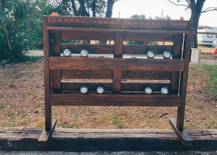 Offrez-Vous Un Sejour Dans Notre Studio T1 Bis A Entressen Une Grande Piscine Pour Se Rafraichir ,Un Espace De Jeux Pour Enfants Pour Des Heures De Divertissement Un Terrain De Petanque Pour Des Parties Endiablees