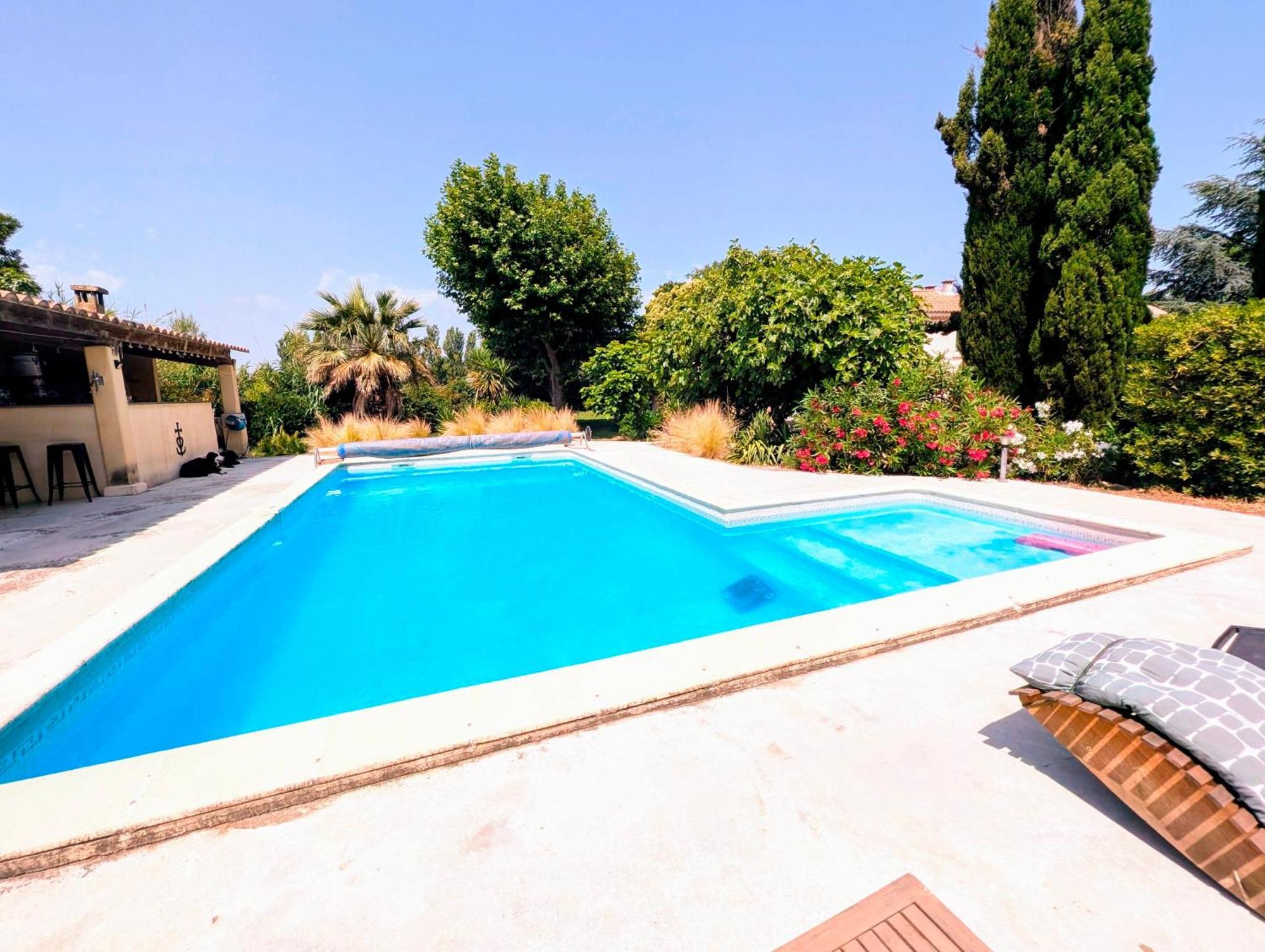Entressen: Piscine, Jeux Et Pétanque Entressen
